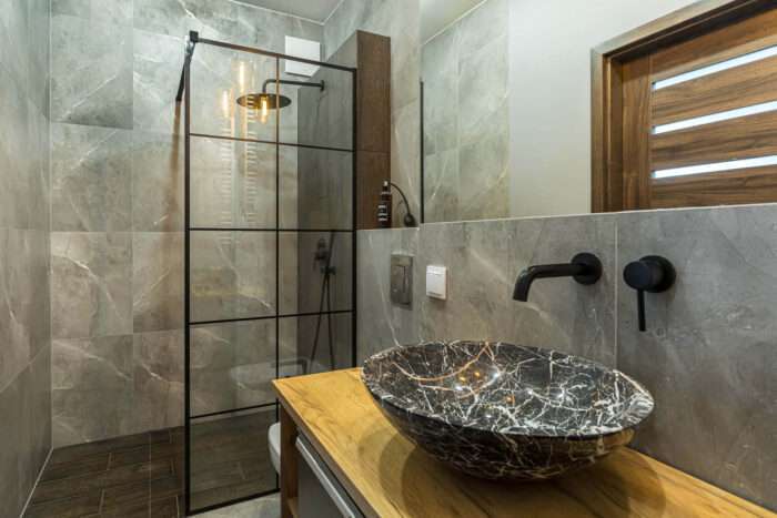 Elegancka łazienka z marmurowymi detalami - relaks w Pakiecie Classic.