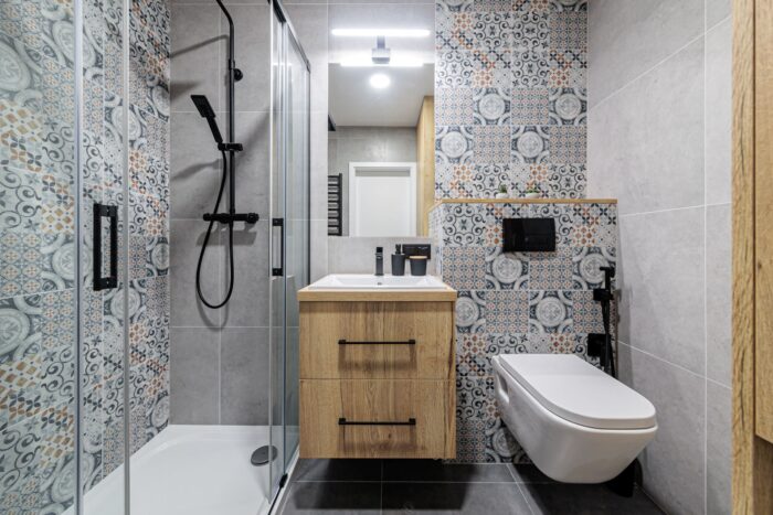 Przestronna łazienka w jasnej kolorystyce - elegancja w Pakiecie Classic.